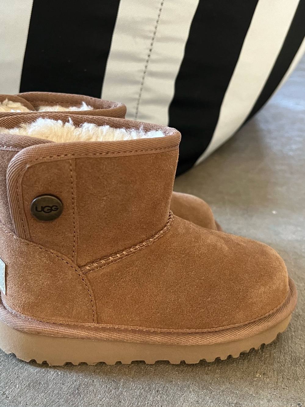 UGG NWOT Kids boot in Chestnut Brown